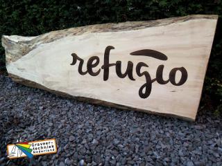 Lasergravure in door klant aangeleverd kastanje houten plank